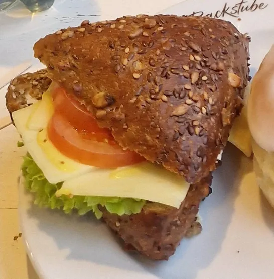 Kamps Bäckerei mit Backstube (8).png