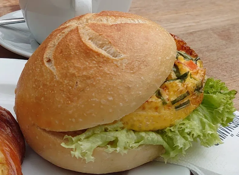 Kamps Bäckerei mit Backstube (10).png