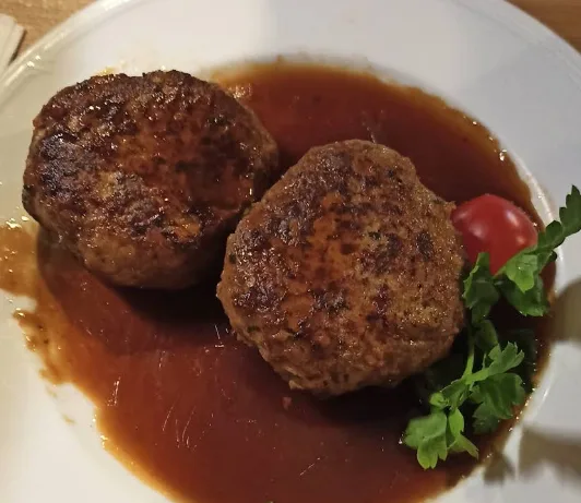 Nuernberger Bratwurst Gloeckl am Dom (3).png