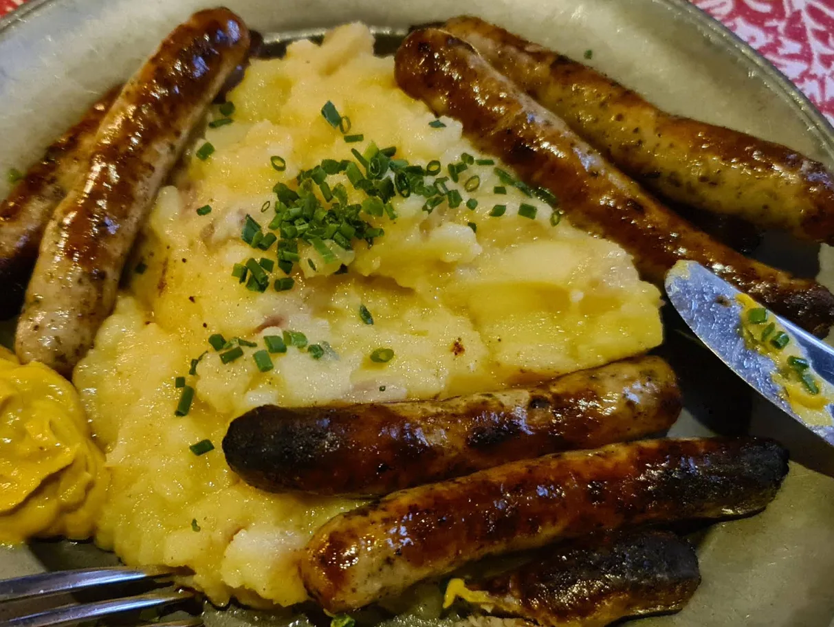 Nuernberger Bratwurst Gloeckl am Dom (4).png