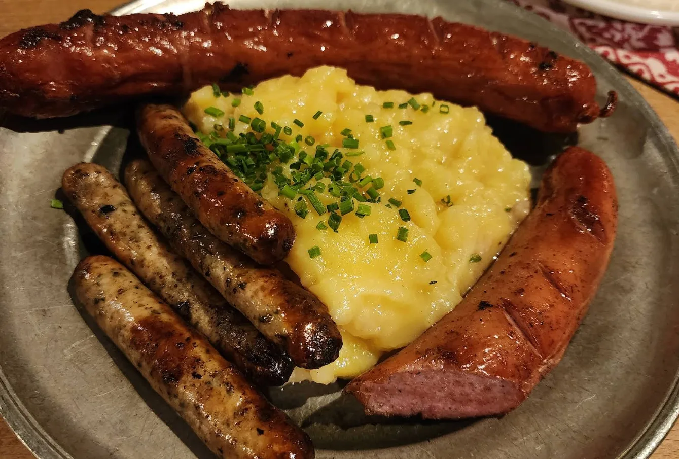 Nuernberger Bratwurst Gloeckl am Dom (17).png