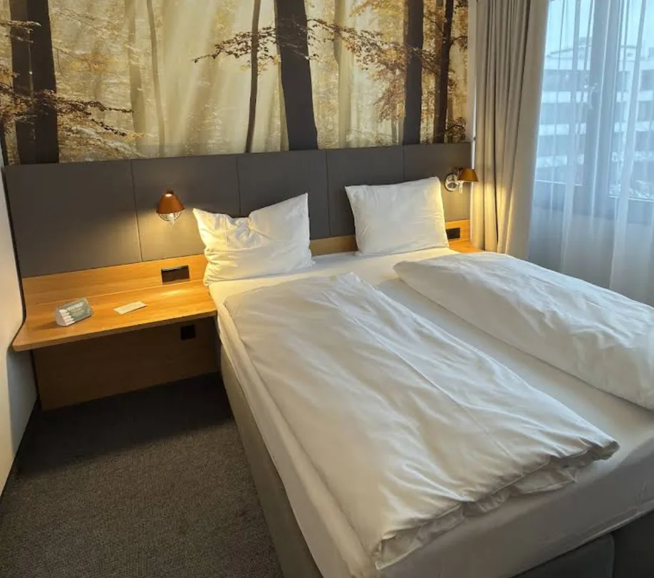 Holiday Inn (5).webp