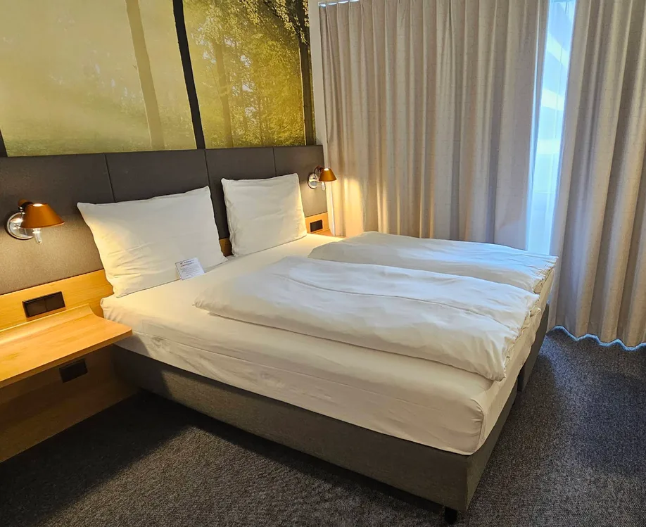 Holiday Inn (6).webp