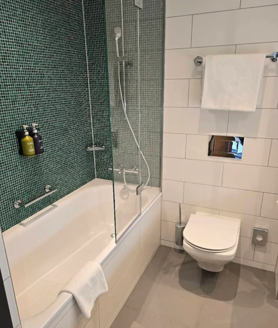 Holiday Inn (12).webp