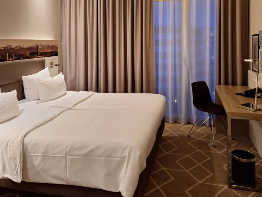 Holiday Inn (3).webp