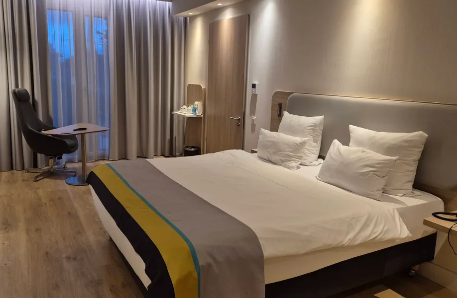 Holiday Inn (4).webp