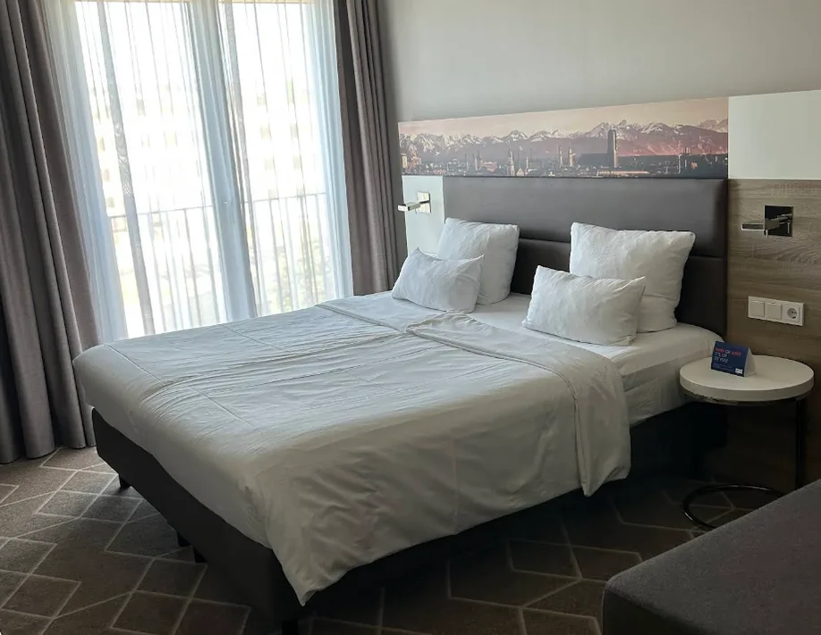 Holiday Inn (6).webp