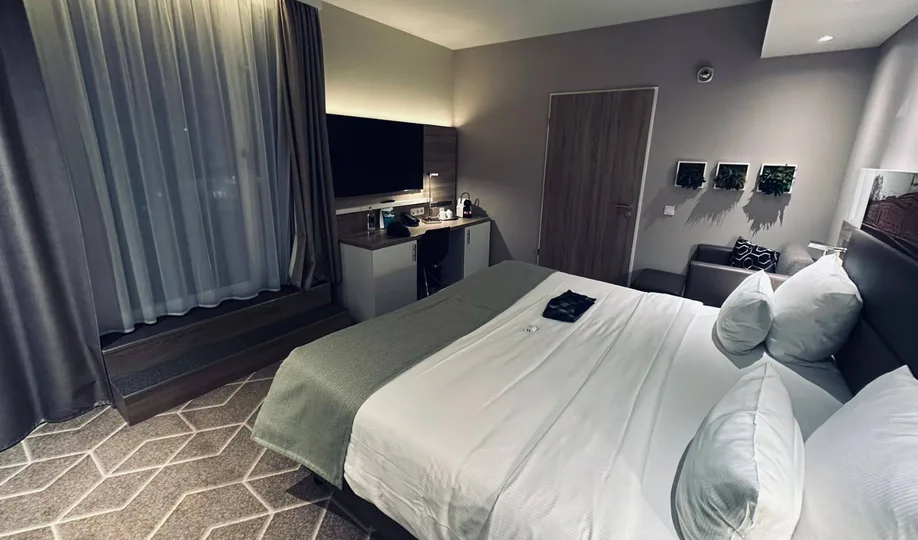 Holiday Inn (8).webp