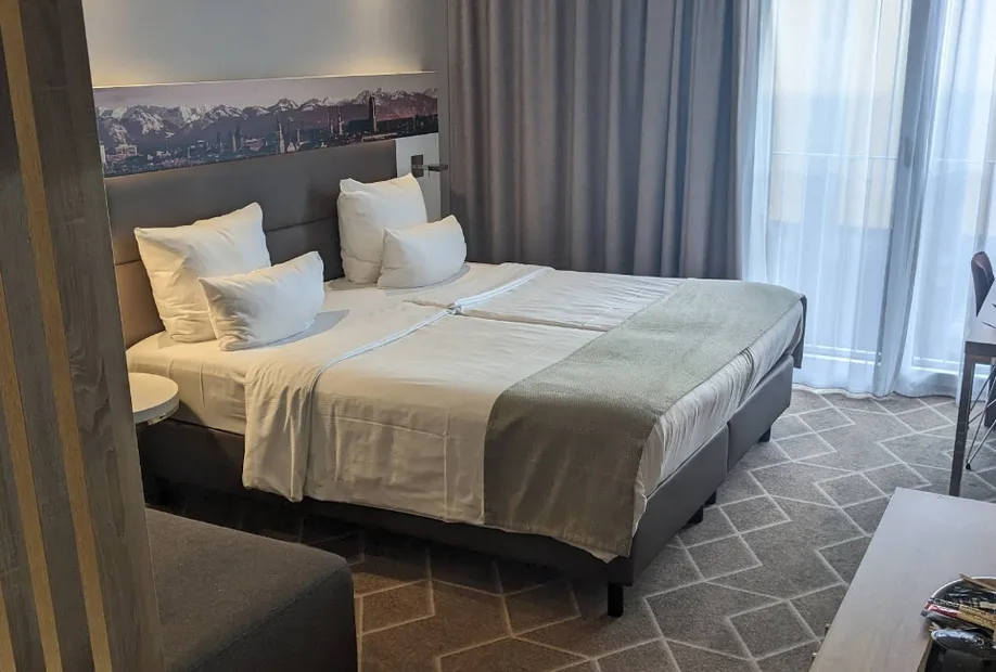 Holiday Inn (15).webp