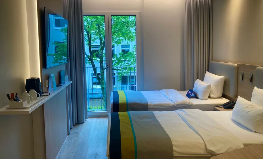 Holiday Inn (17).webp